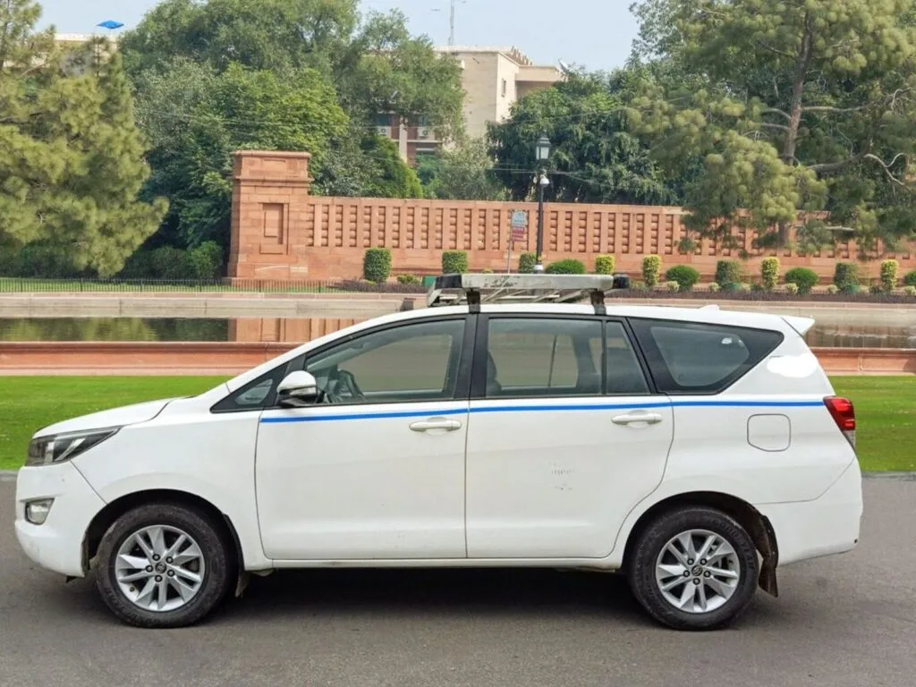 Satisfied travelers with private chauffeur in India